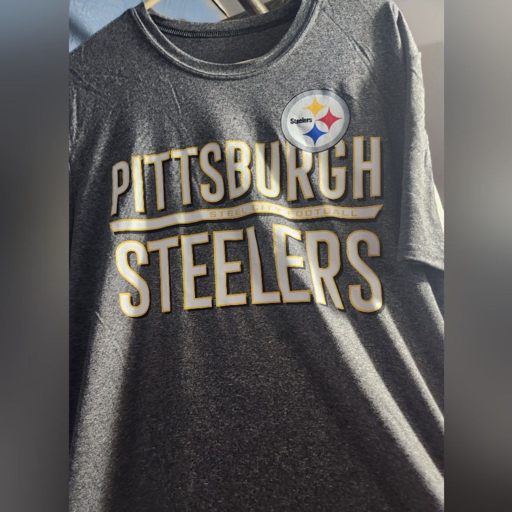 Mens size large gray Pittsburgh Steelers short sleeve t-shirt.